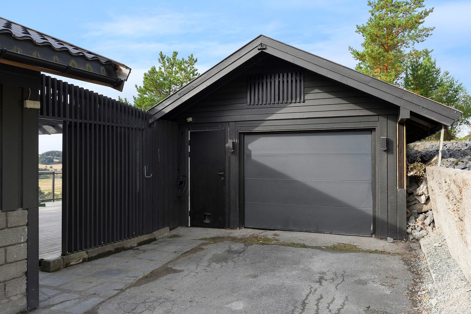 Praktisk garasje med mye lagringsplass Galleribilde