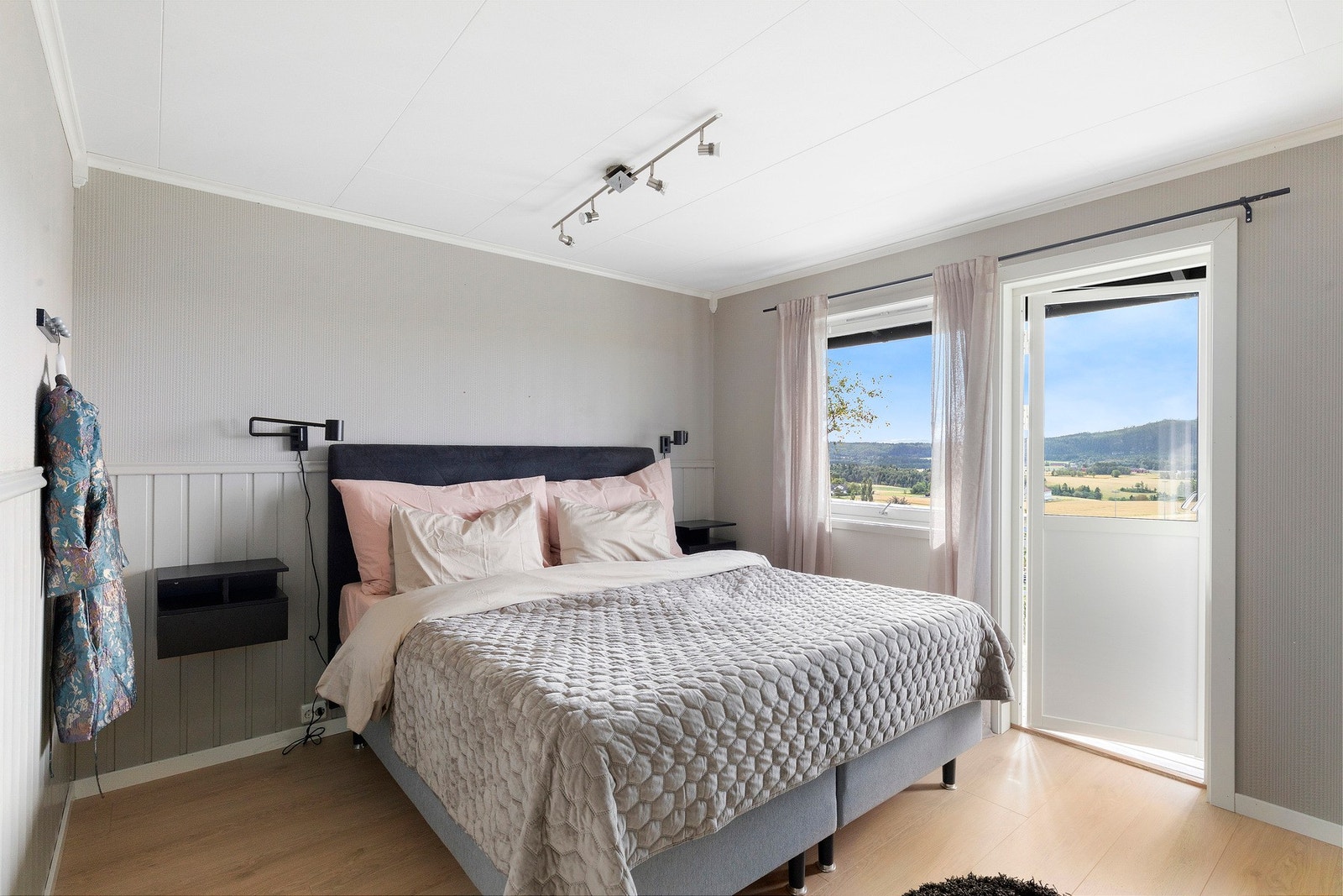 Hovedsoverommet er på 12,5 kvm og har utgang til balkong med nydelig utsikt Galleribilde