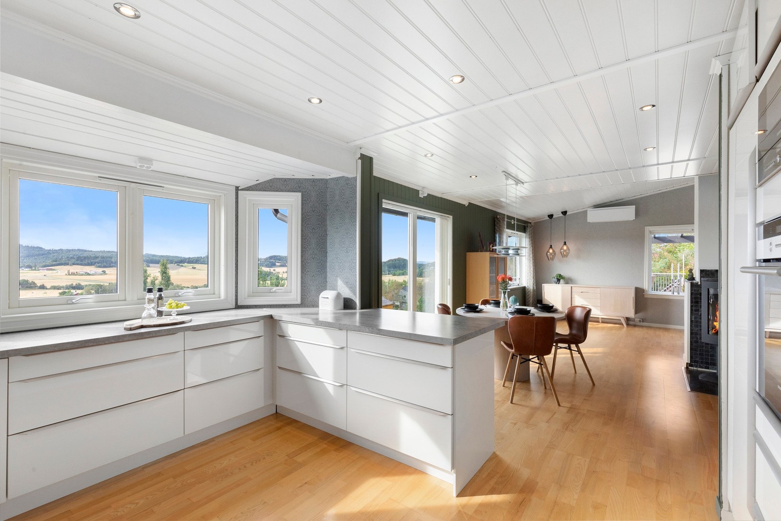 Her får man mye naturlig lys som gir en behagelig romfølelse Galleribilde