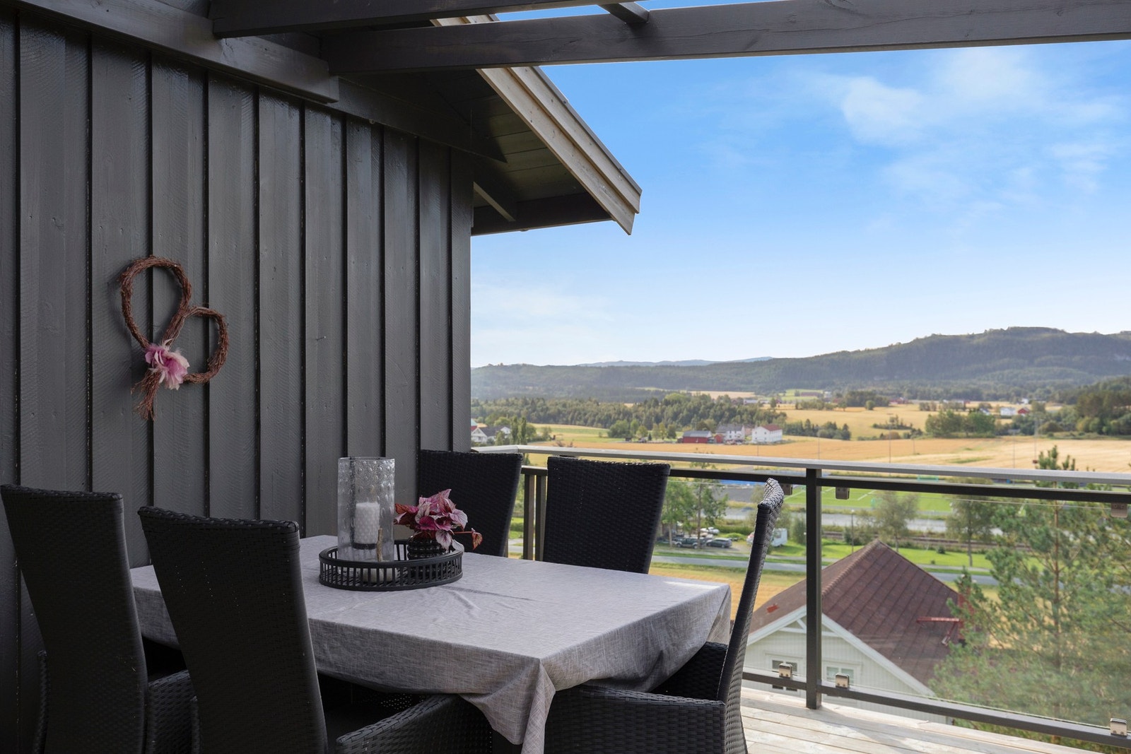 Utearealet har flere soner og nydelig utsikt Galleribilde