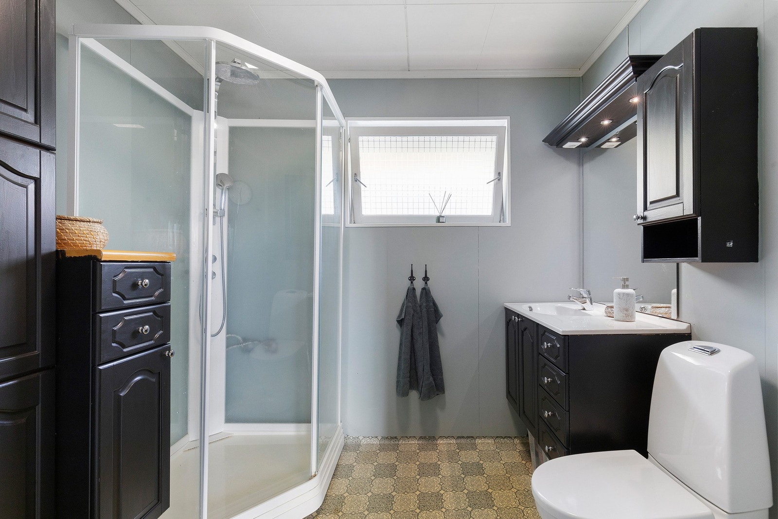 Badet i hoveddelen er på 5 kvm Galleribilde