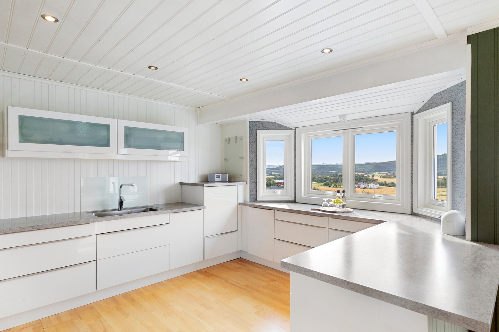 Kjøkkenet har store arbeidsflater som gjør det enkelt å kokkelere Galleribilde