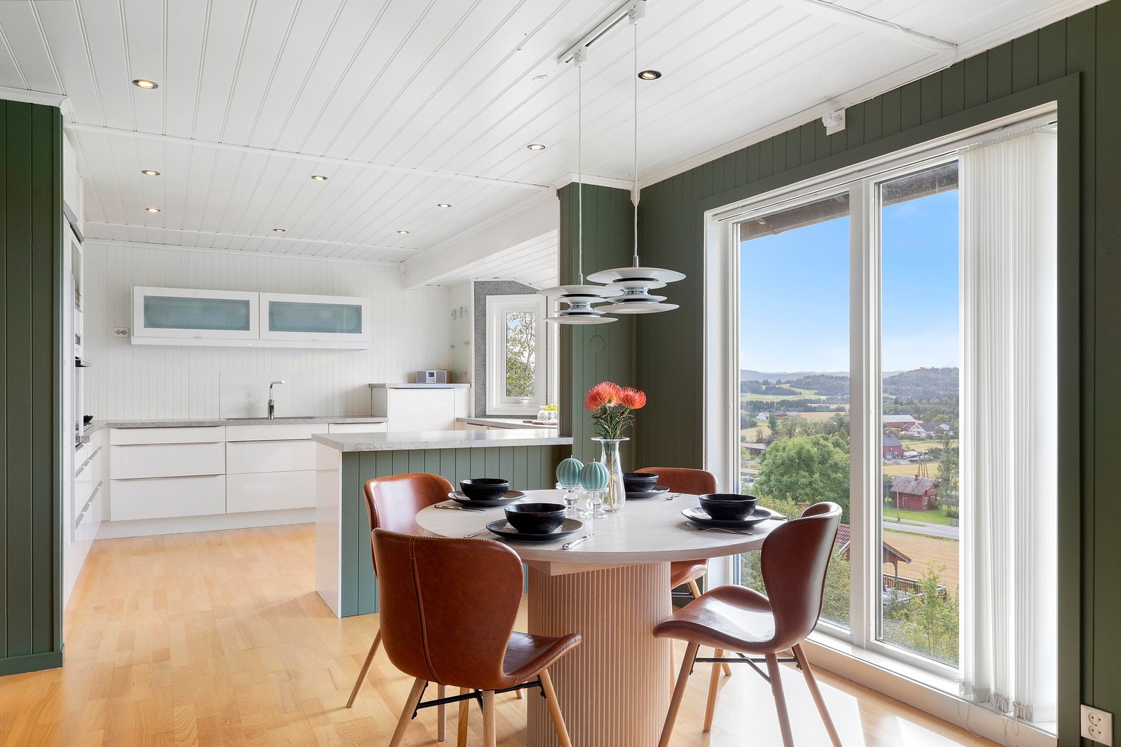 Åpen stue og kjøkkenløsning gjør at man får meget sosiale måltider Galleribilde