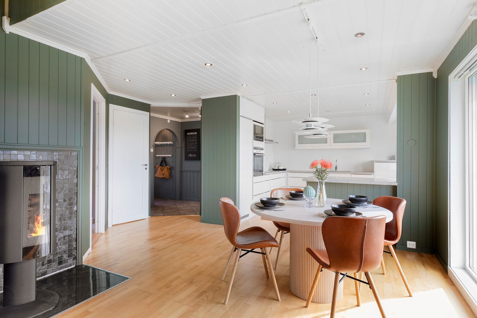 Vedfyring og varmepumpe på stuen Galleribilde