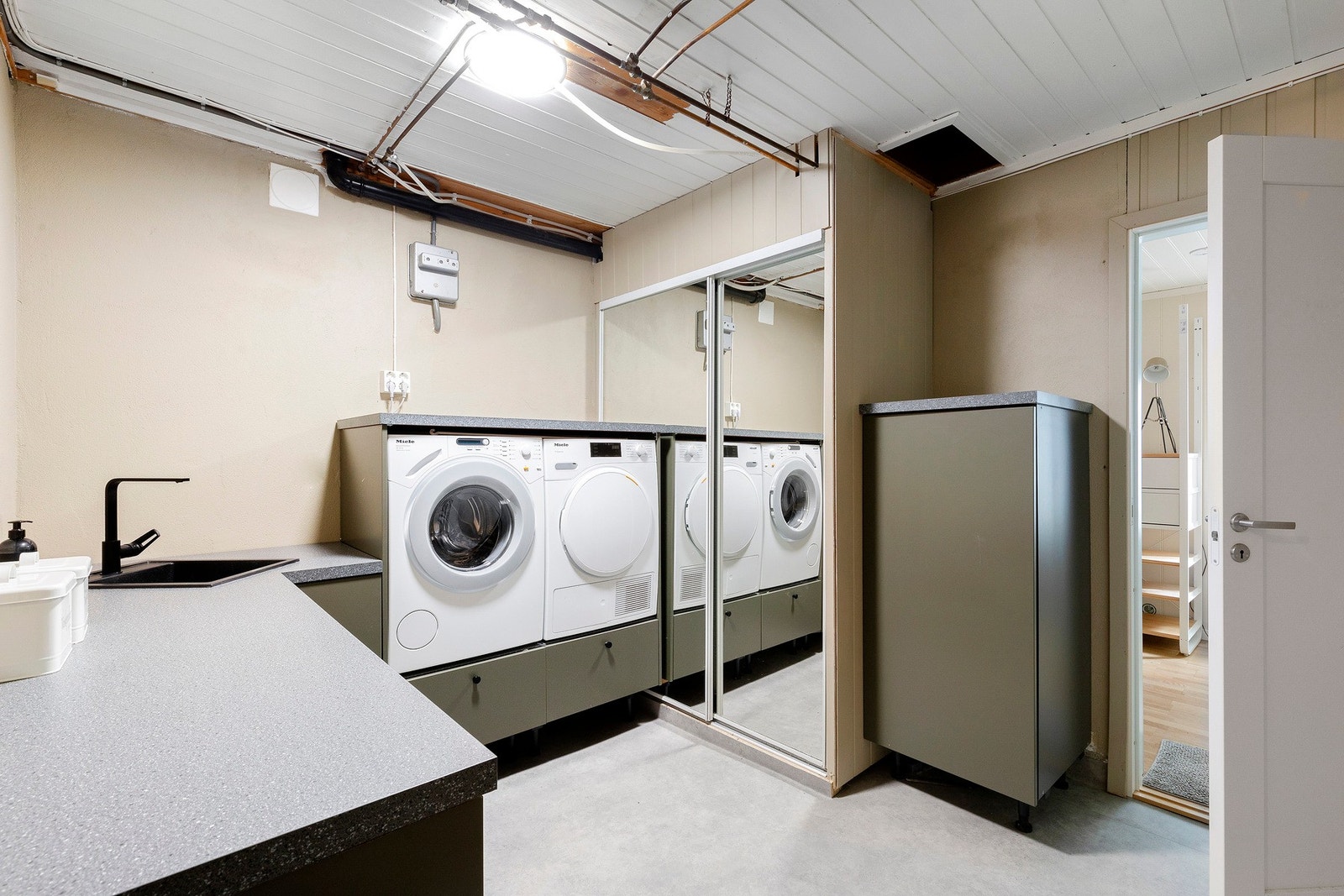 Meget praktisk vaskerom i sokkel på 9 kvm Galleribilde