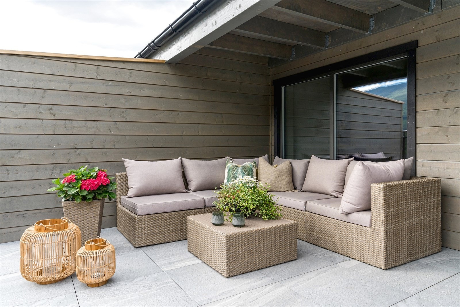 Koselig uteplass med plass til avslapning og hygge. Perfekt for solfylte dager og sene sommerkvelder. Galleribilde