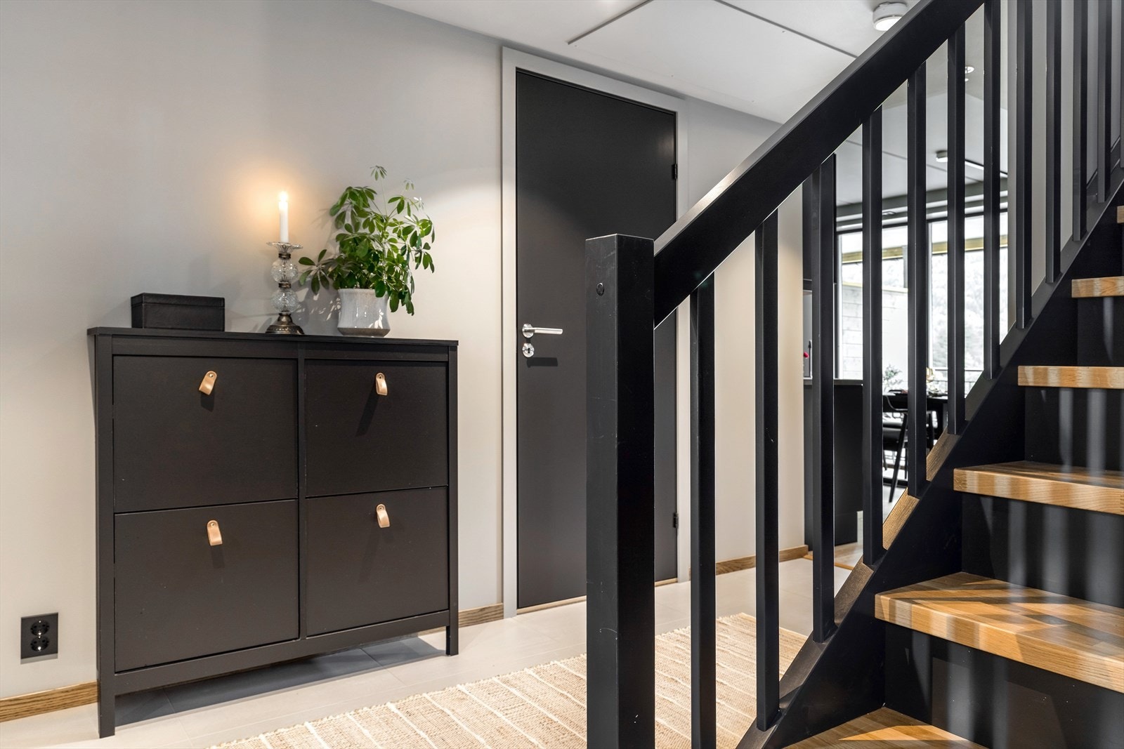 Velkommen til en lys og innbydende entré med moderne detaljer. Flislagte gulv med varmekabler. Galleribilde