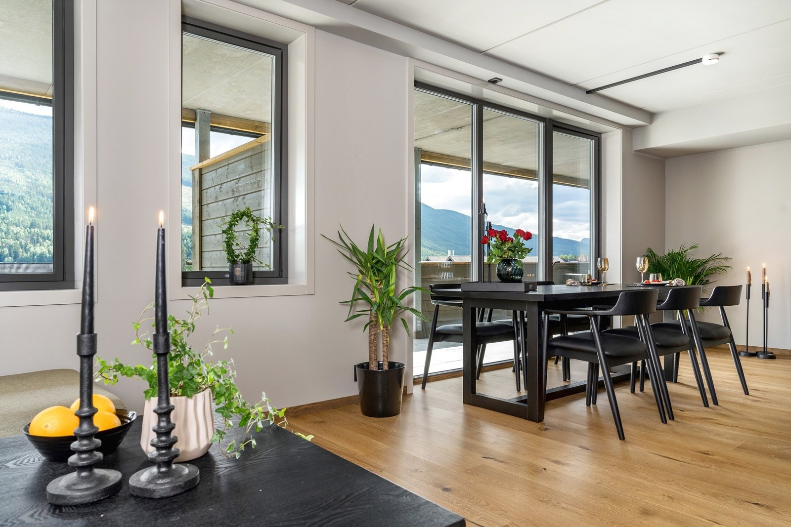 Fra stua er det utgang til en stor sørvendt balkong. Galleribilde