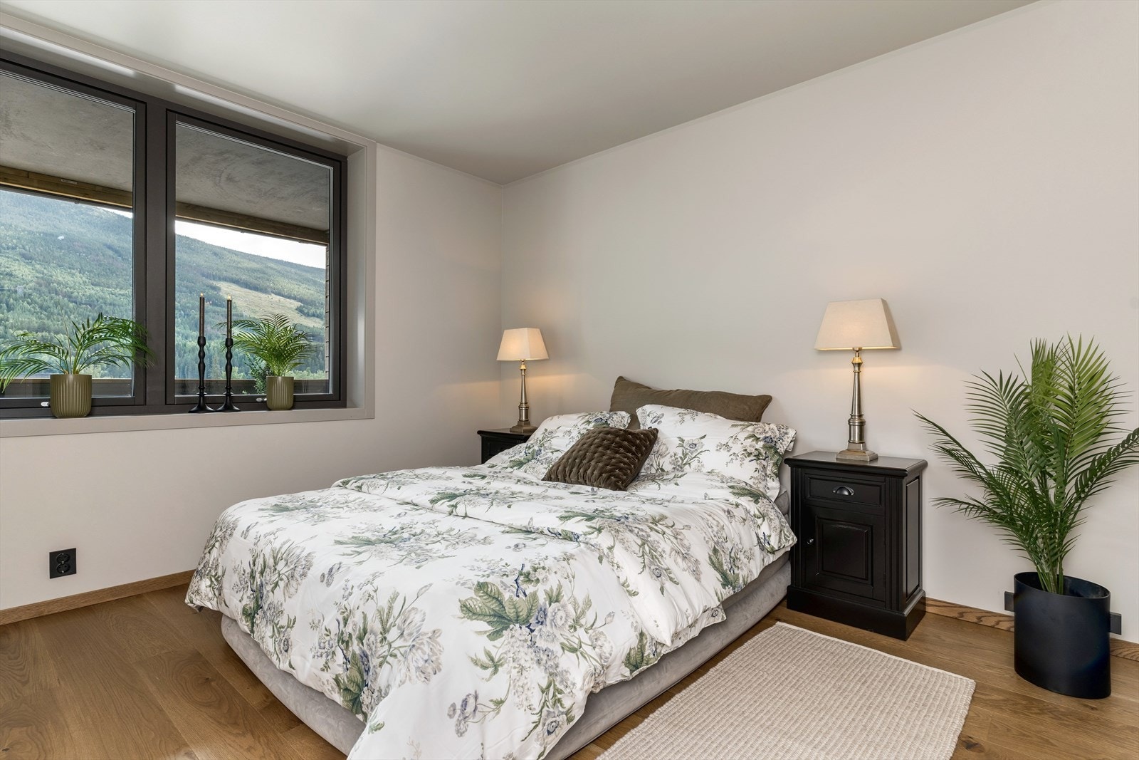 Soverom 2 er av svært god størrelse, med plass til dobbeltseng, nattbord og garderobeløsning. Fin utsikt. Galleribilde