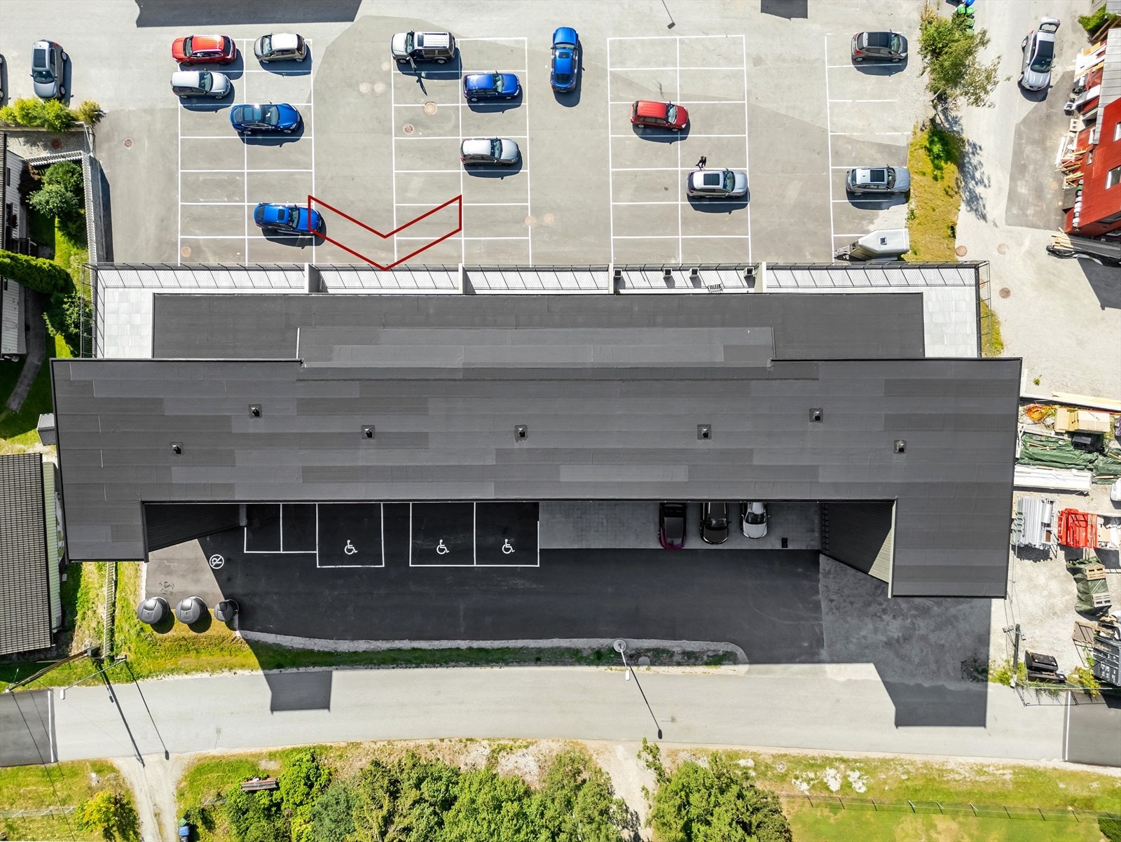 Avfallssortering og postkasser på baksiden av bygget. Galleribilde