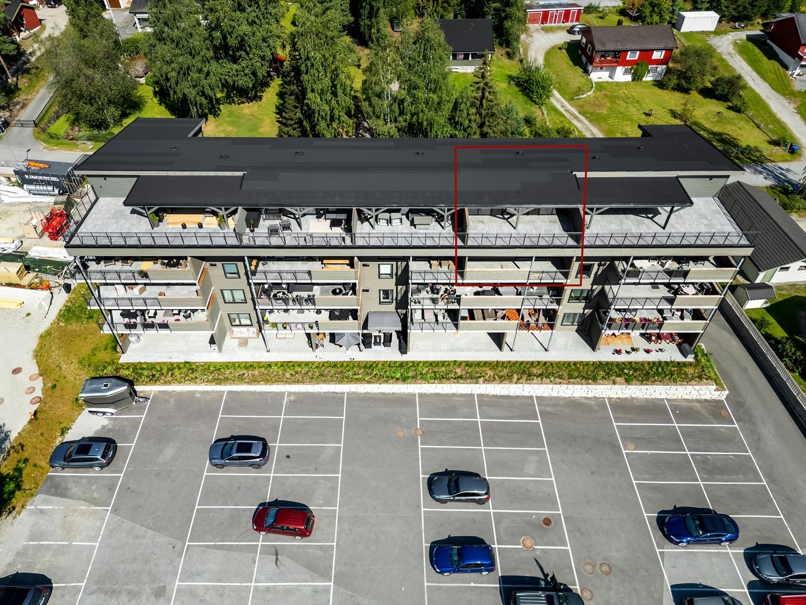 Innkjøring til parkeringskjeller på høyre side av bygget. Parkeringsplassene foran er kommunale. Galleribilde