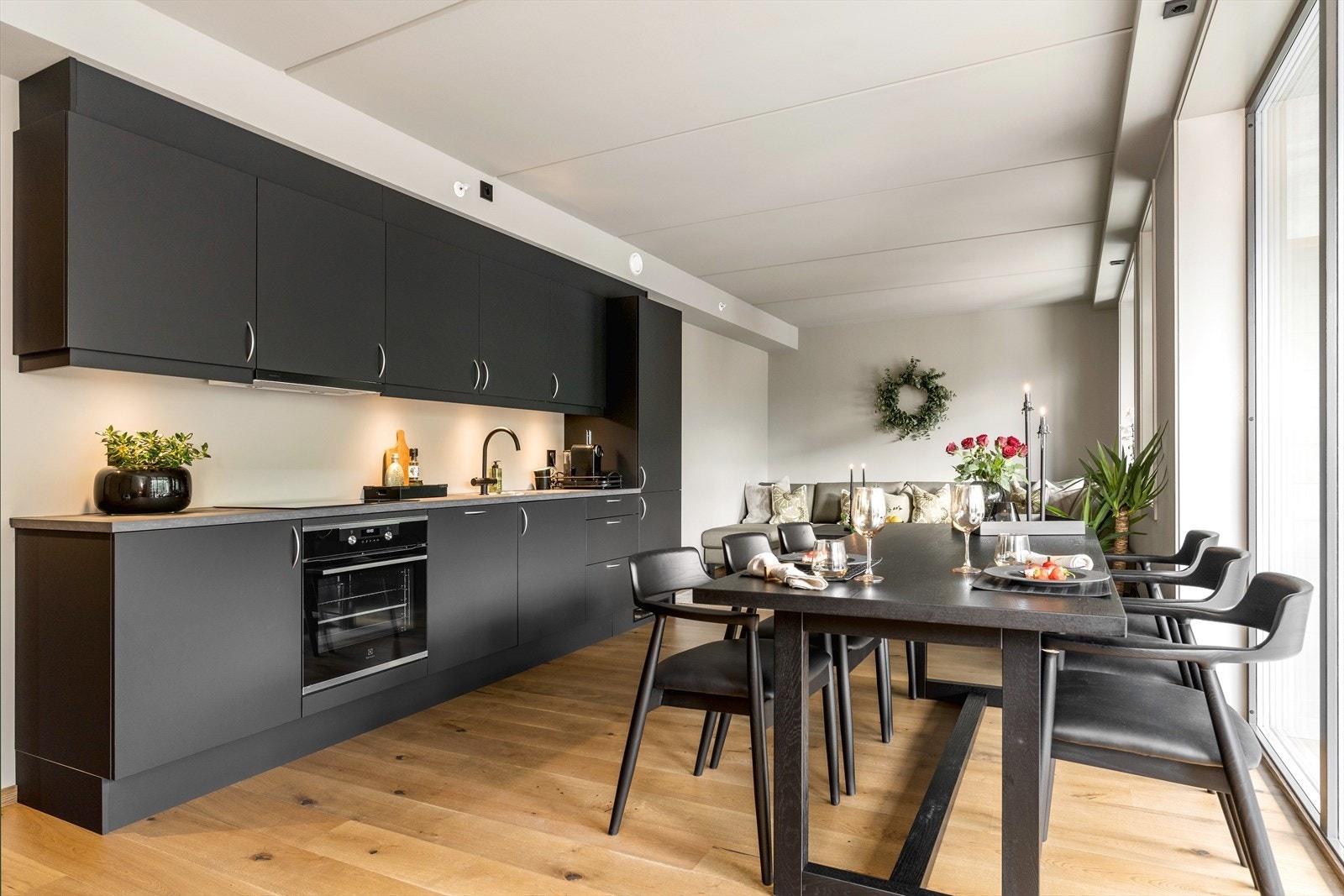 Stua er lys og åpen med god plass til spisestue og salong. Galleribilde