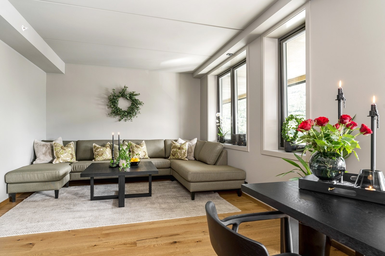 Det er høy standard i alle rom, med flott eikegulv, slette vegger og delvis flislagte bad. Galleribilde