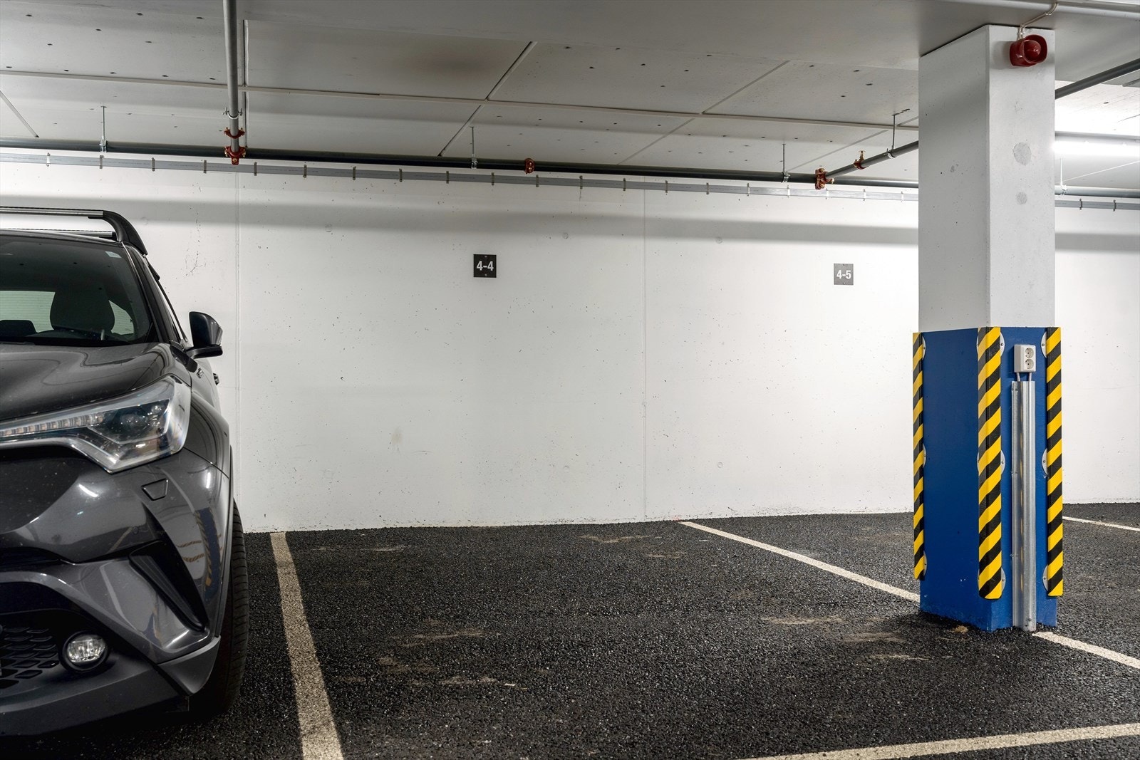 Parkeringsplass i moderne garasjeanlegg med tydelig merket plassering, enkel adkomst og god belysning. Galleribilde