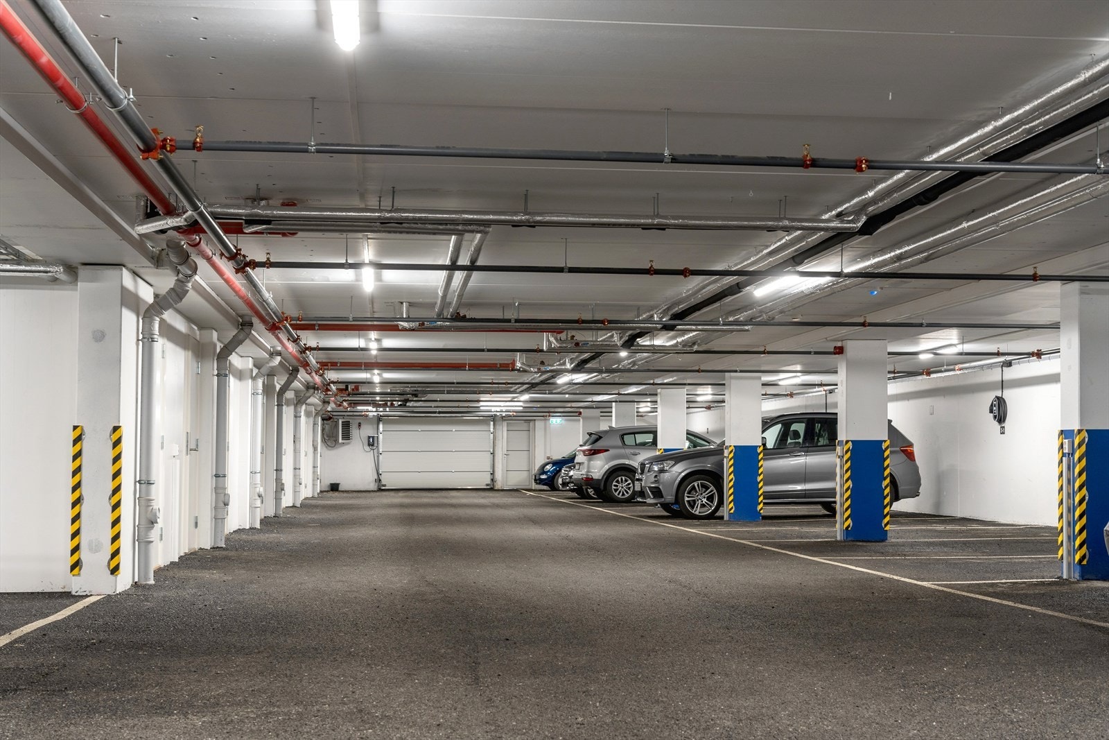 Fra garasjen tar du enkelt heisen rett opp til 4. etg. Galleribilde