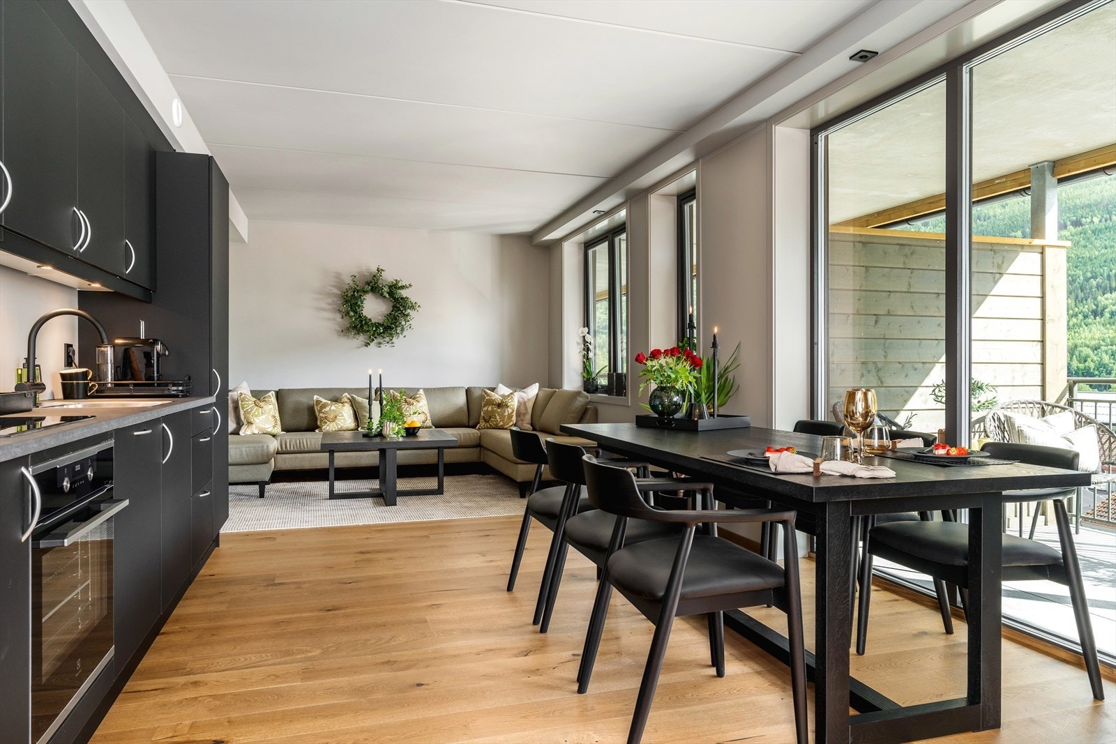 Lys og moderne leilighet med åpen planløsning og store vinduer, som gir rikelig med naturlig lys og flott utsikt. Galleribilde