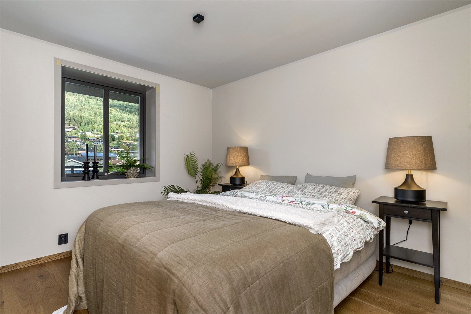 Soverom 1 med tilgang fra entré. Leiligheten har fire soverom, 2 i hovedetasje og 2 i andre etasje. Galleribilde