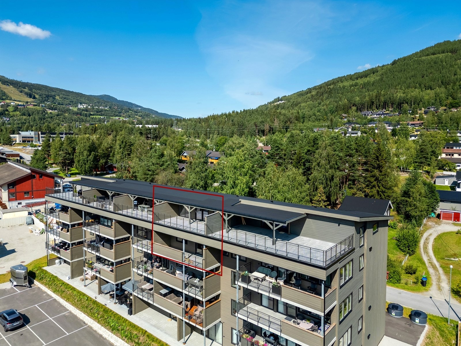 Moderne leilighet med sentral beliggenhet, flott utsikt og nærhet til naturen. Solrik balkong og gode parkeringsmuligheter. Galleribilde