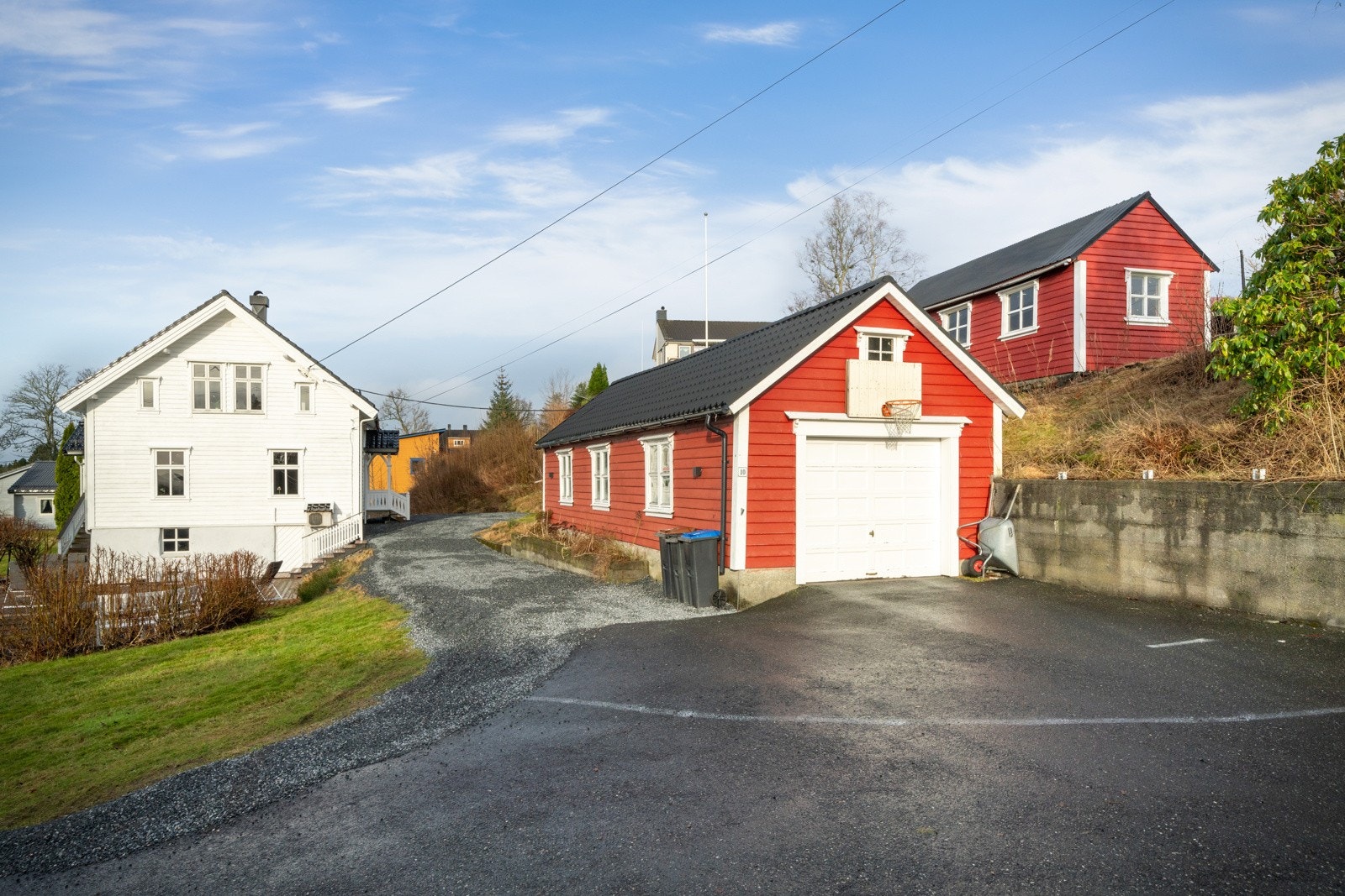 Bilen parkeres i garasje, ellers er det rikelig med parkeringsplass på tunet. Galleribilde