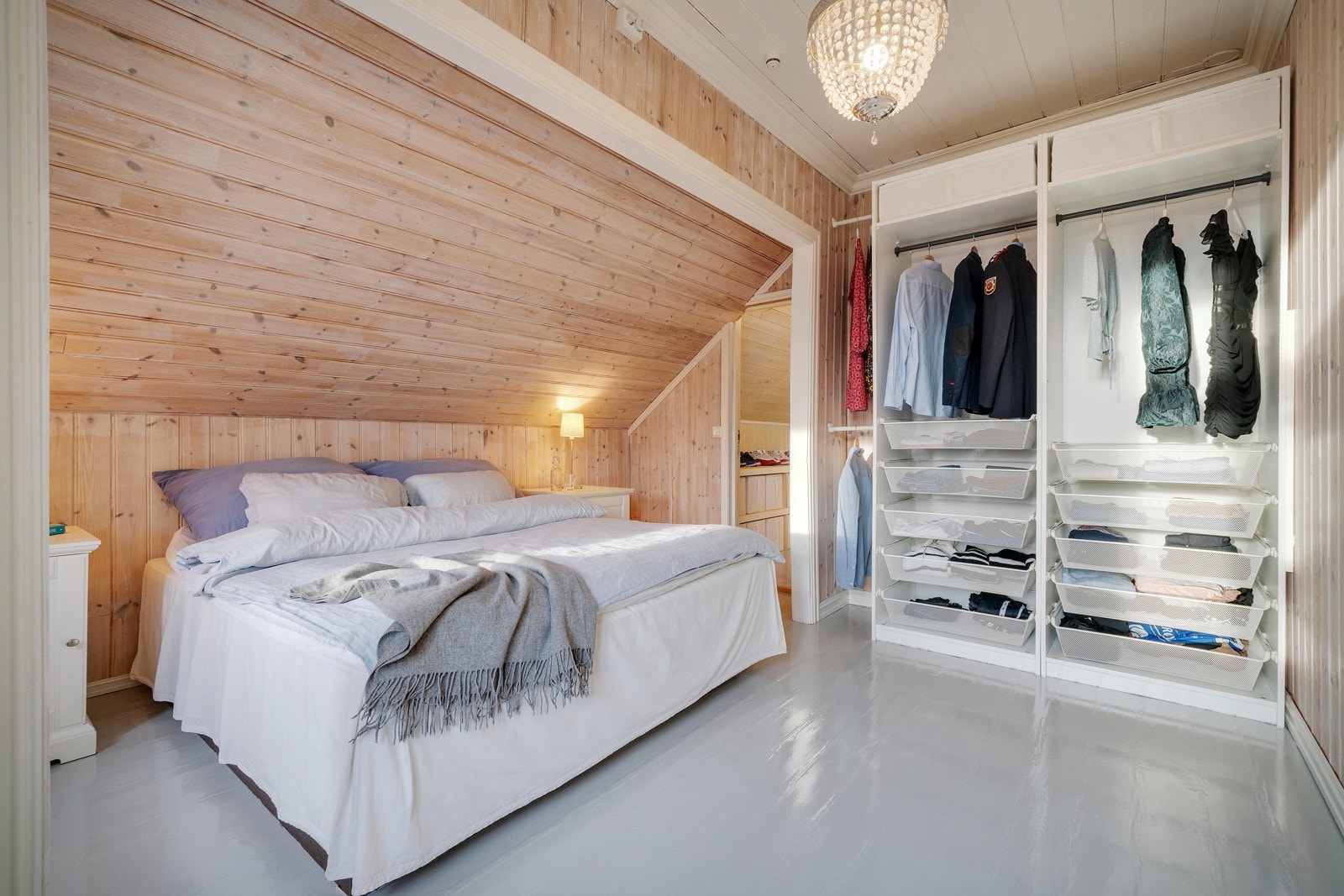 Hovedsoverommet har god plass til garderobe. Galleribilde