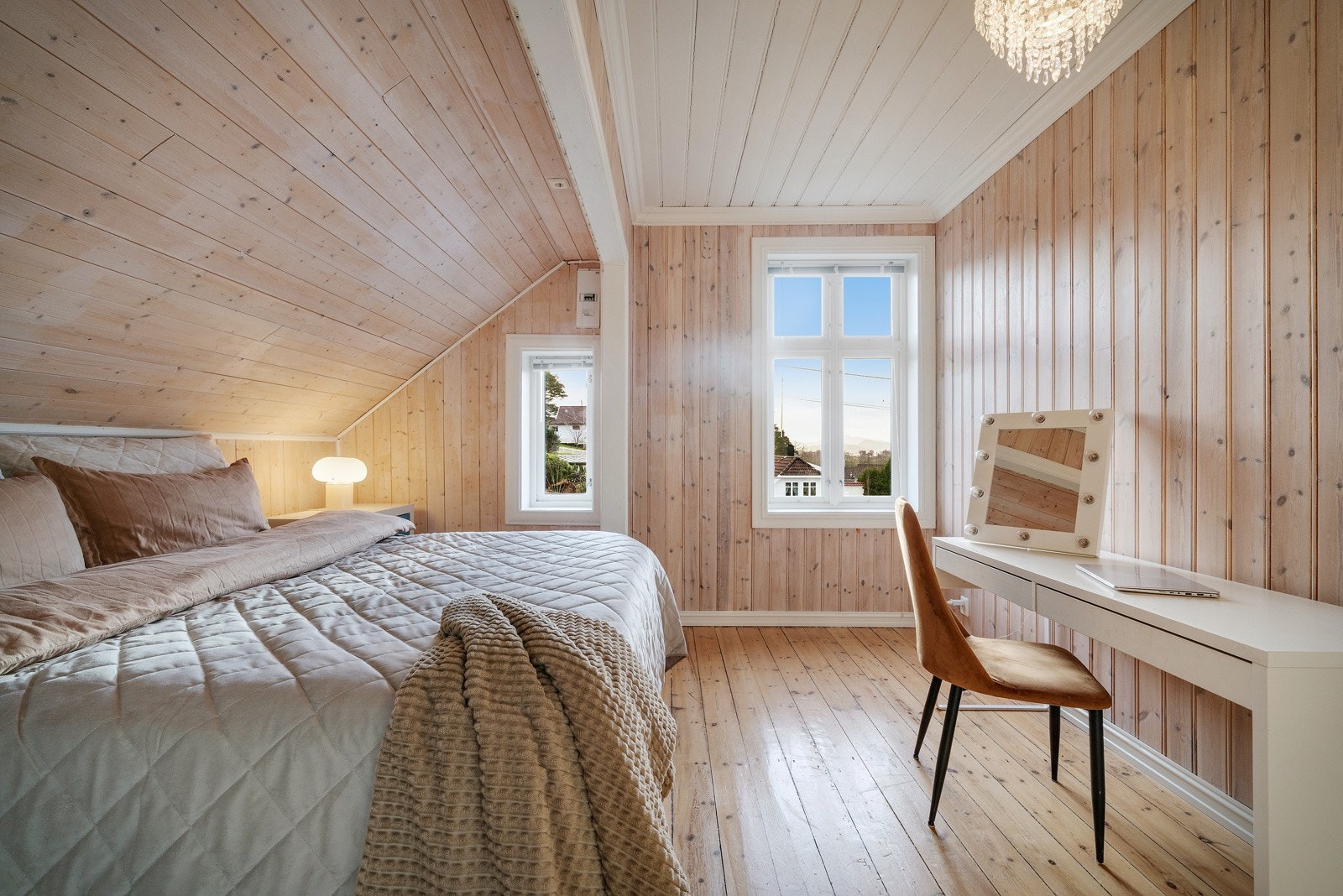 Soverom nummer to føles romslig og har god plass til dobbeltseng. Galleribilde