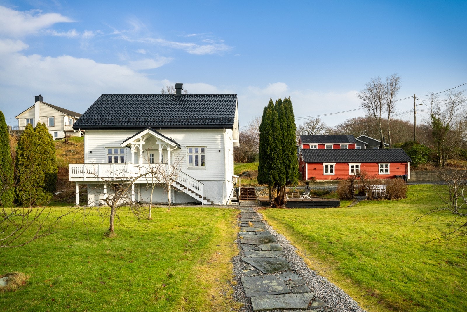 Eiendommen er pent opparbeidet med enebolig, garasje, redskapshus, flott luftig hageareal m.m Galleribilde