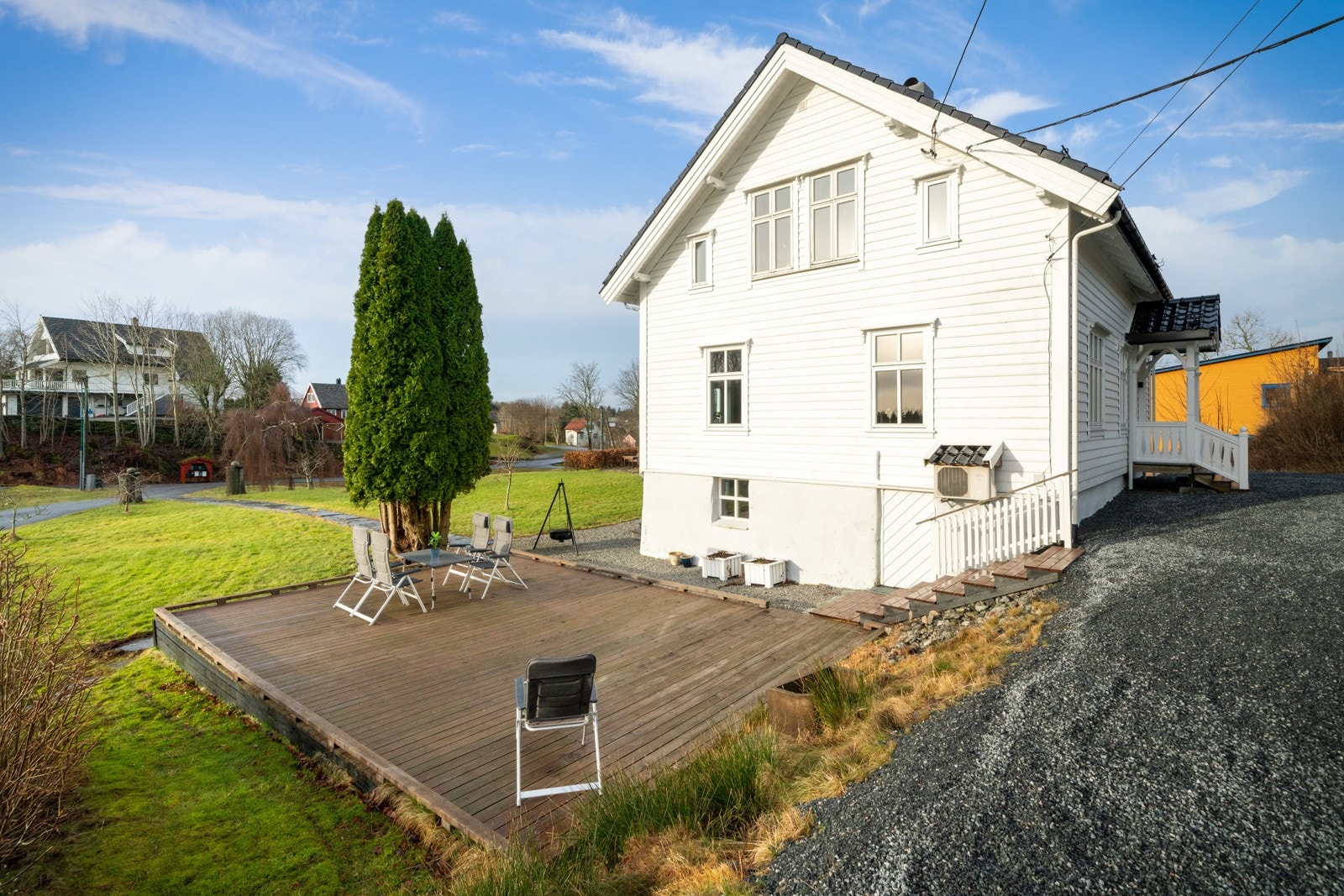 Terrasse sydøst på tomten er fra 2014. Denne måler hele 46 kvm og er solrik. Galleribilde