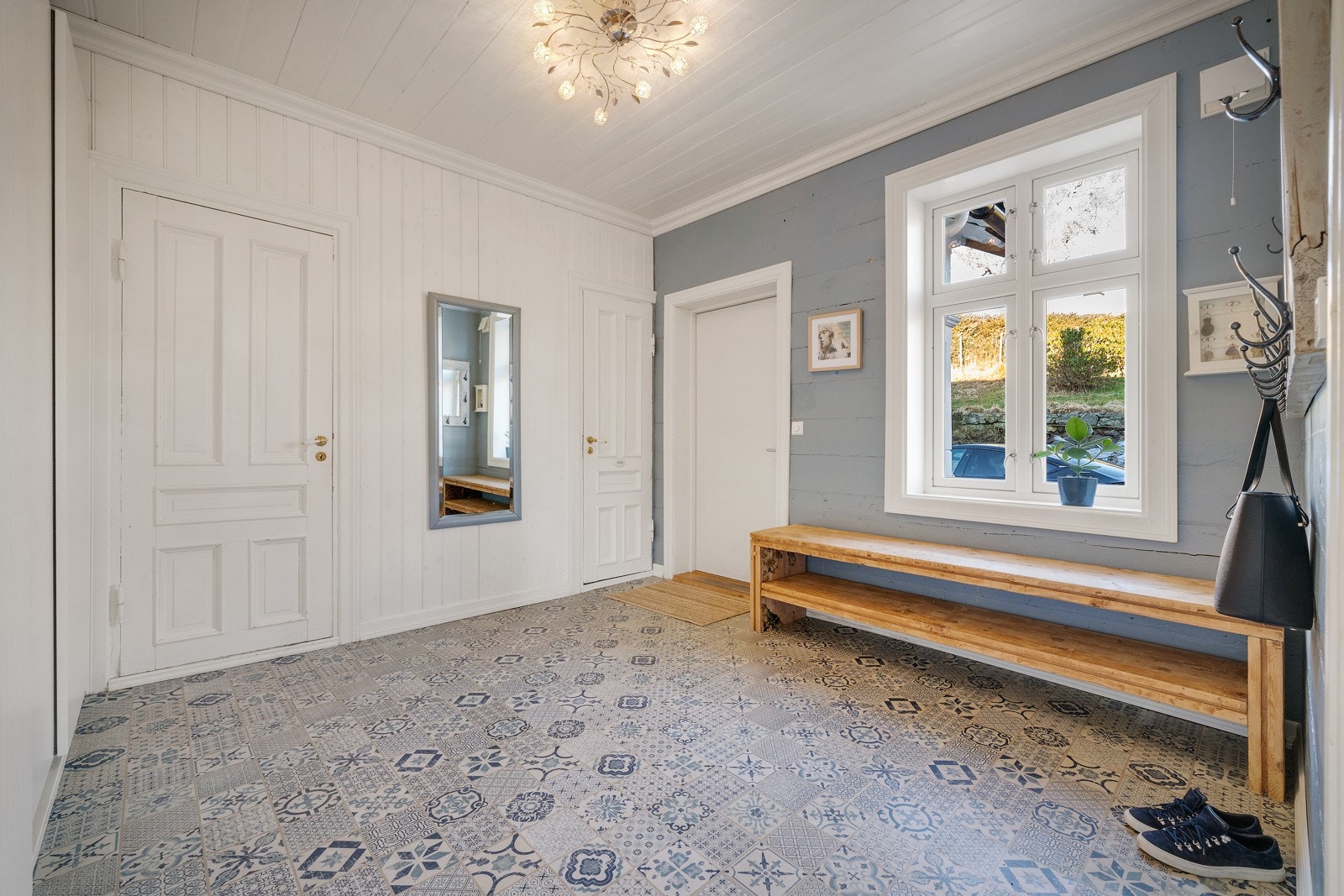 Boligens totale areal (213 kvm) fordeler seg på to etasjer + grov kjeller. Eiendommen har en svært romslig entré med god plass til sko og yttertøy. Galleribilde