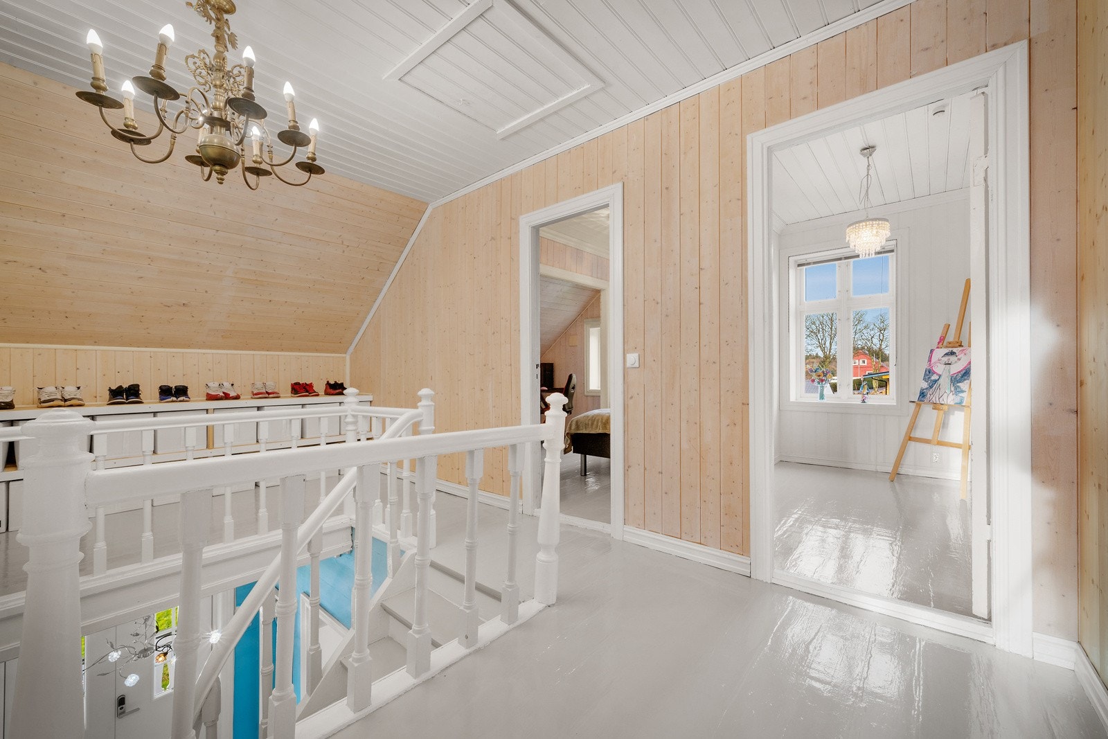 Selv om loftsetasjen er fornyet i senere tid, er fortsatt boligens unike preg ivaretatt. Galleribilde