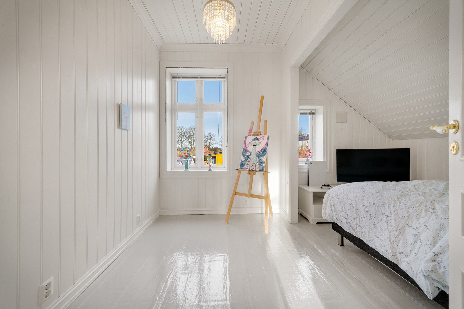 I loftetasjen finner man hele fire soverom. Soverommet er lyst innredet med malte overflater. Galleribilde