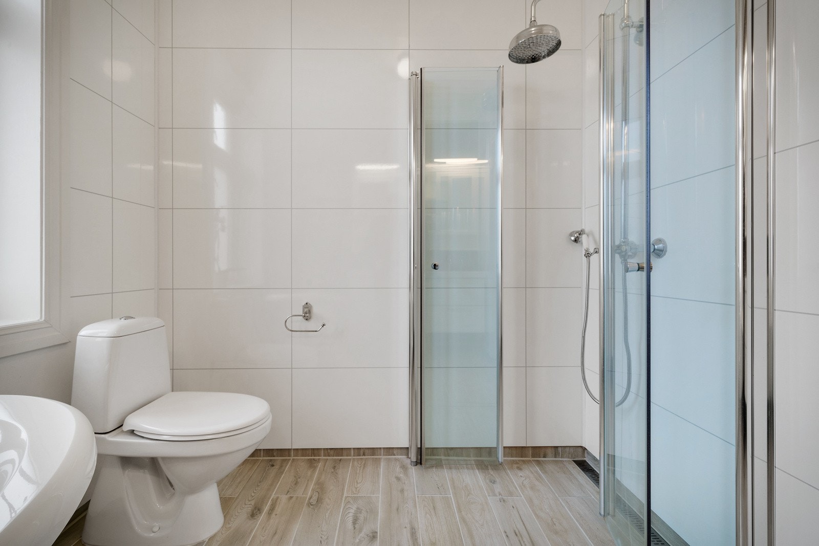 Badet tilbyr god plass og er utstyrt med både dusjhjørne og badekar. Galleribilde