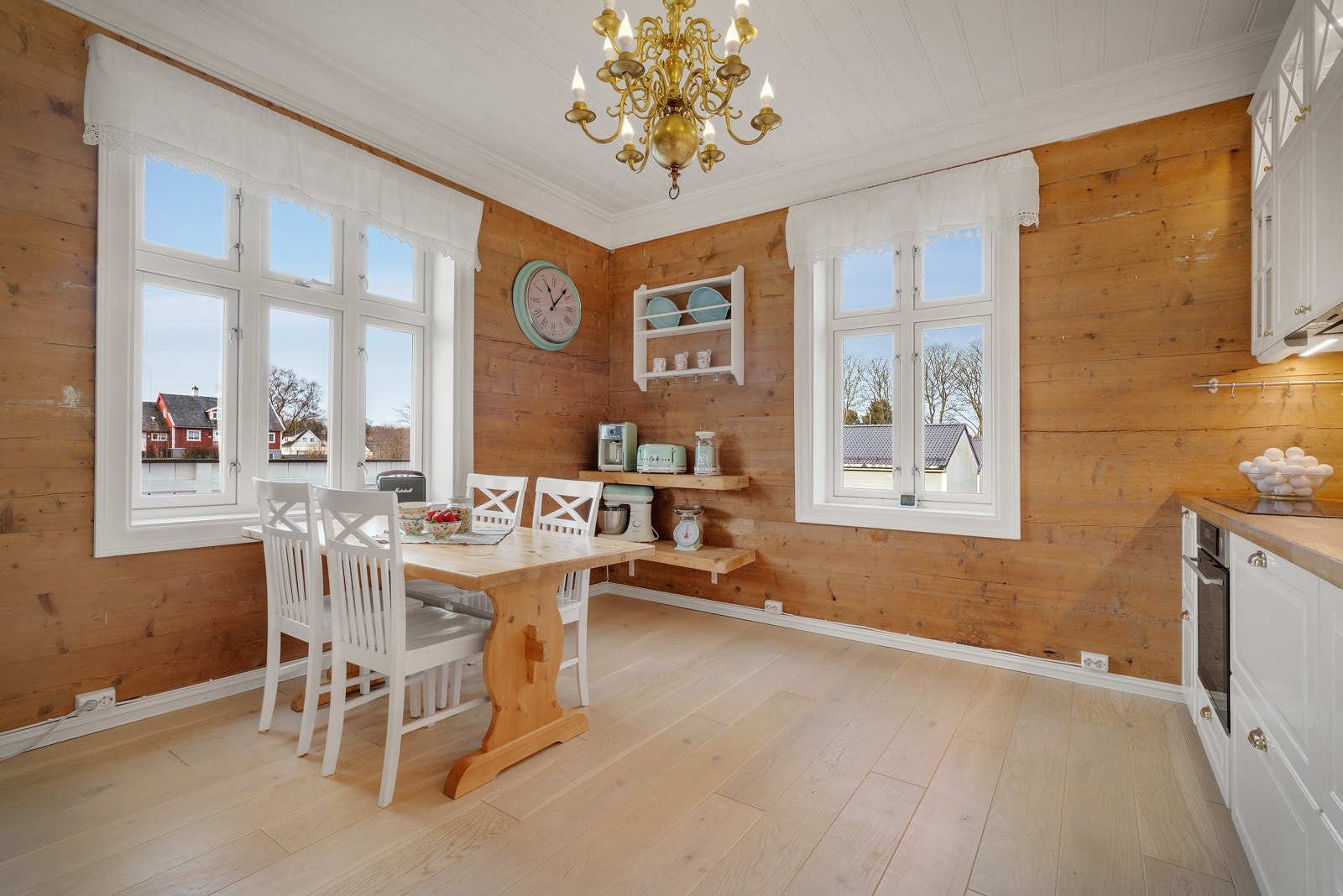 Det gamle tømmeret er ivaretatt og gir en flott kontrast mot det mer moderne i boligen. Galleribilde