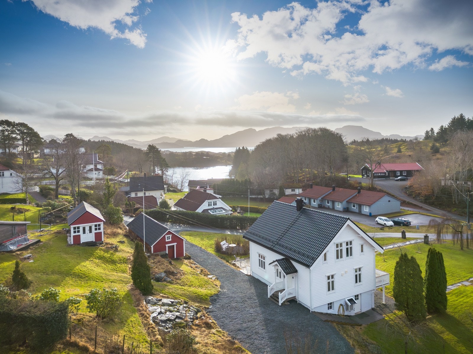 Velkommen til Raunholmskogen 10 - En sjarmerende eiendom med særpreg i populært og barnevennlig boligområde like ved Manger sentrum. Galleribilde