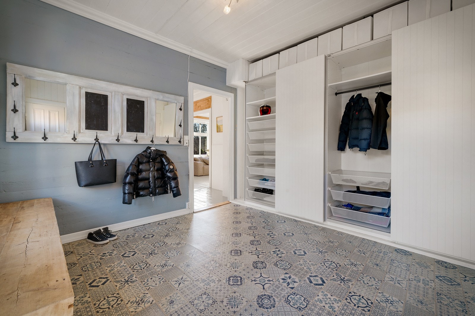 Entré er innredet med praktisk og romslig skyvedørsgarderobe. Galleribilde