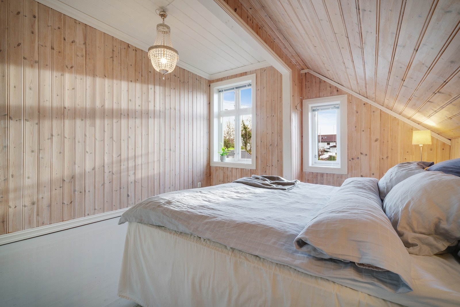 Hovedsoverommet har gode lysforhold hvor morgensolen kan melde sin ankomst. Galleribilde