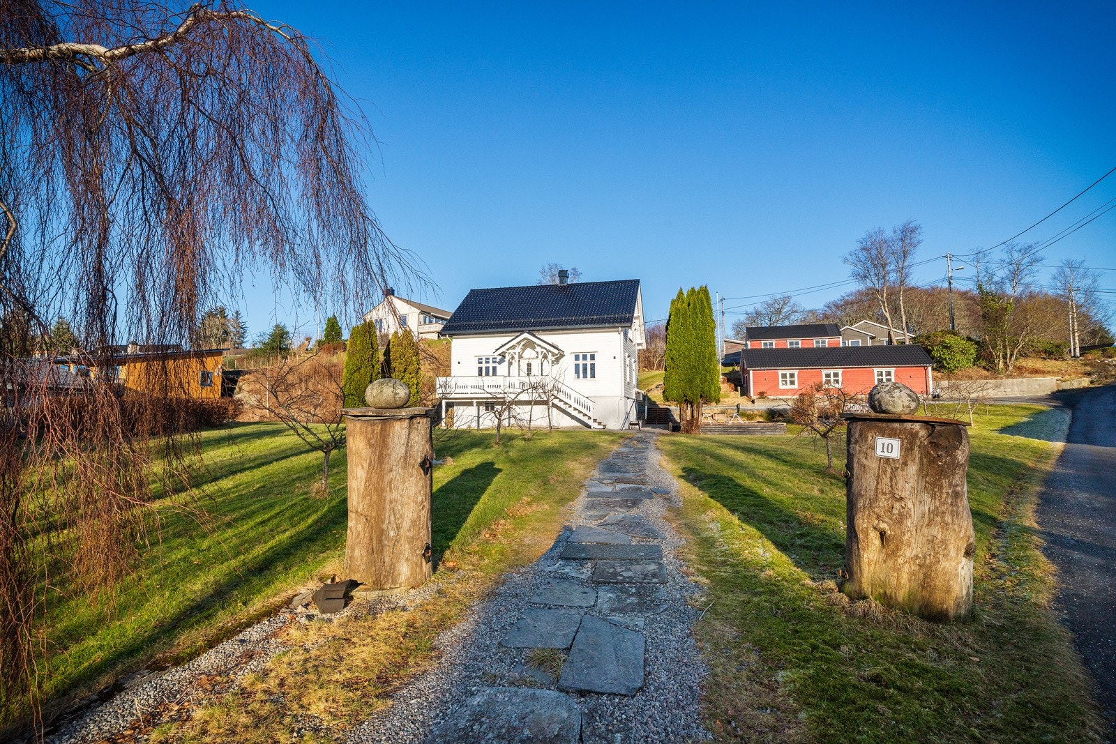 Innbydende adkomst til eiendommen. Man har mulighet til å ankomme eiendommen herfra eller inn fra baksiden. Galleribilde