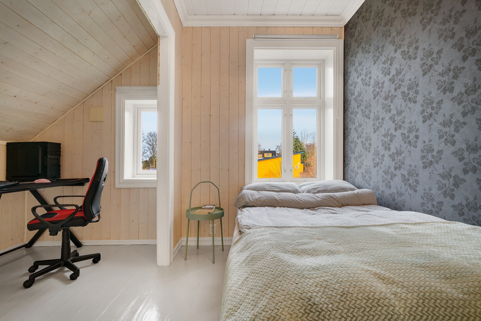 Soverom nummer fire er innredet med tapet og panel. Galleribilde