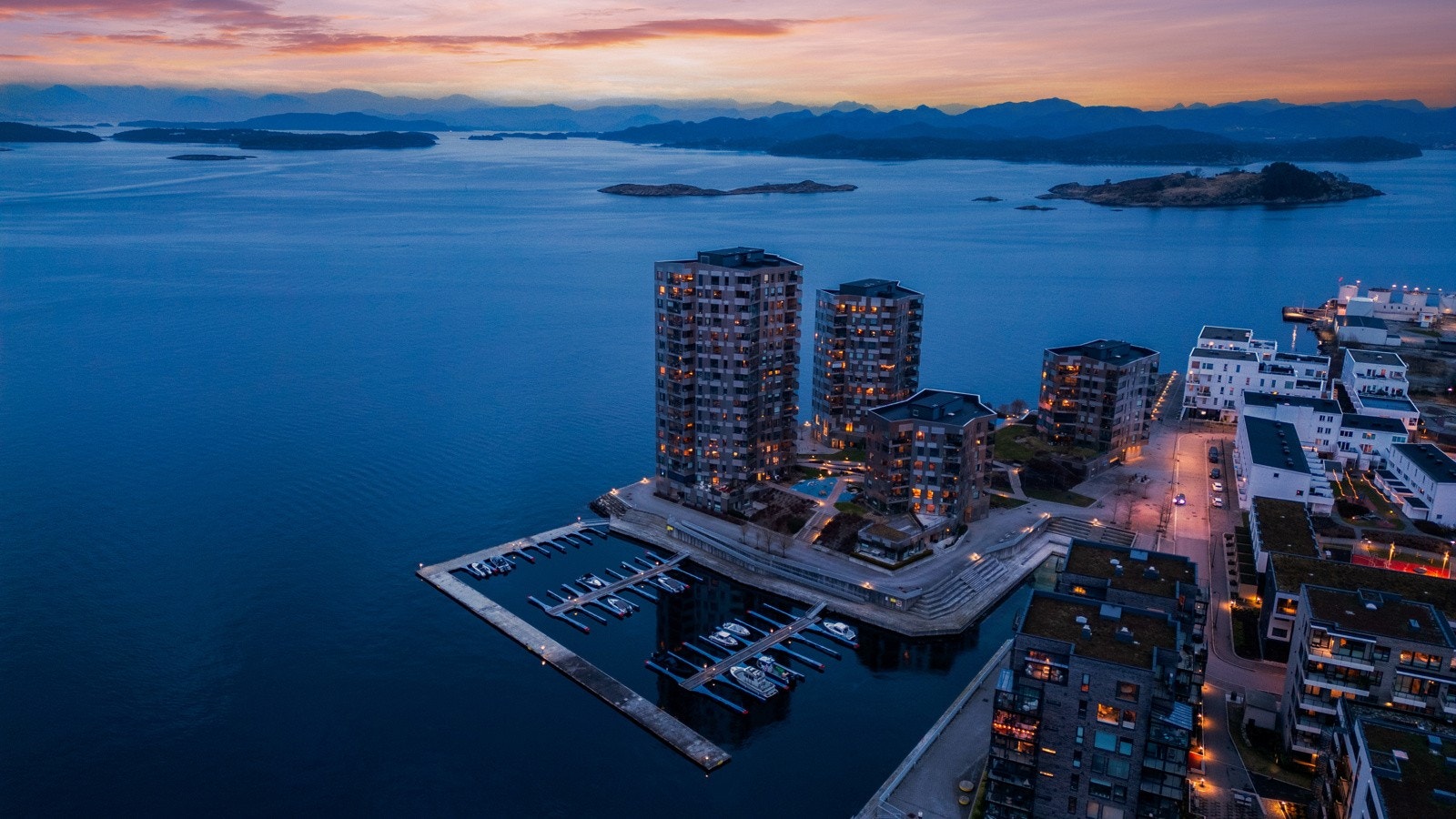 Om en er glad i å gå tur, er det kort avstand til flotte naturområder ved f.eks. Paradis, Godalen og Rosenli. Her finnes også flotte badestrender og gode fritidstilbud. Galleribilde