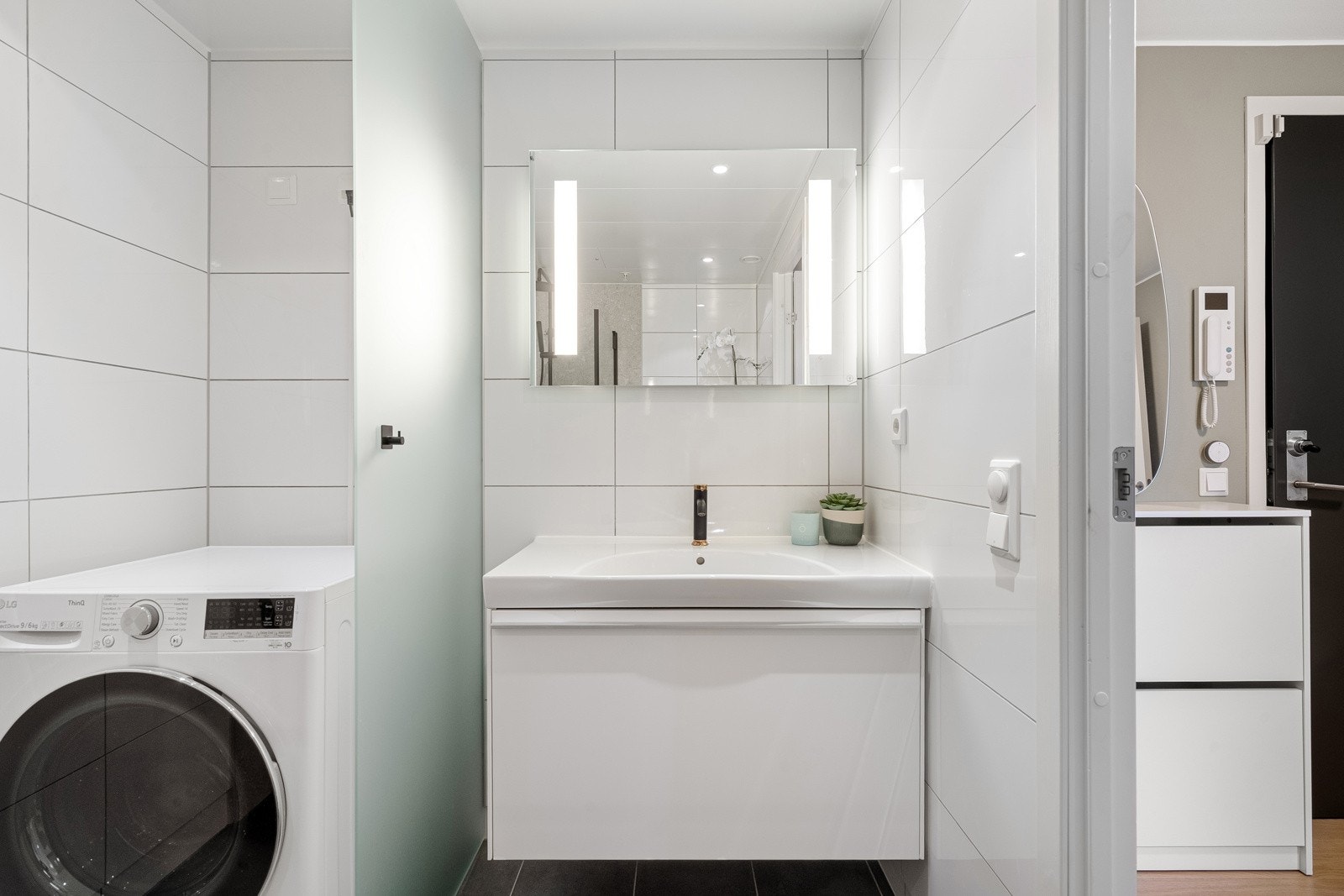 Pen servantinnredning og opplegg for vaskemaskin. Galleribilde