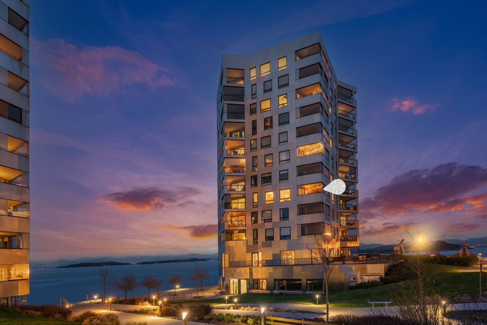 Dette er en særdeles tiltalende og gjennomført leilighet med god standard, gjennomtenkte løsninger og en svært attraktiv beliggenhet på Lervig. Galleribilde