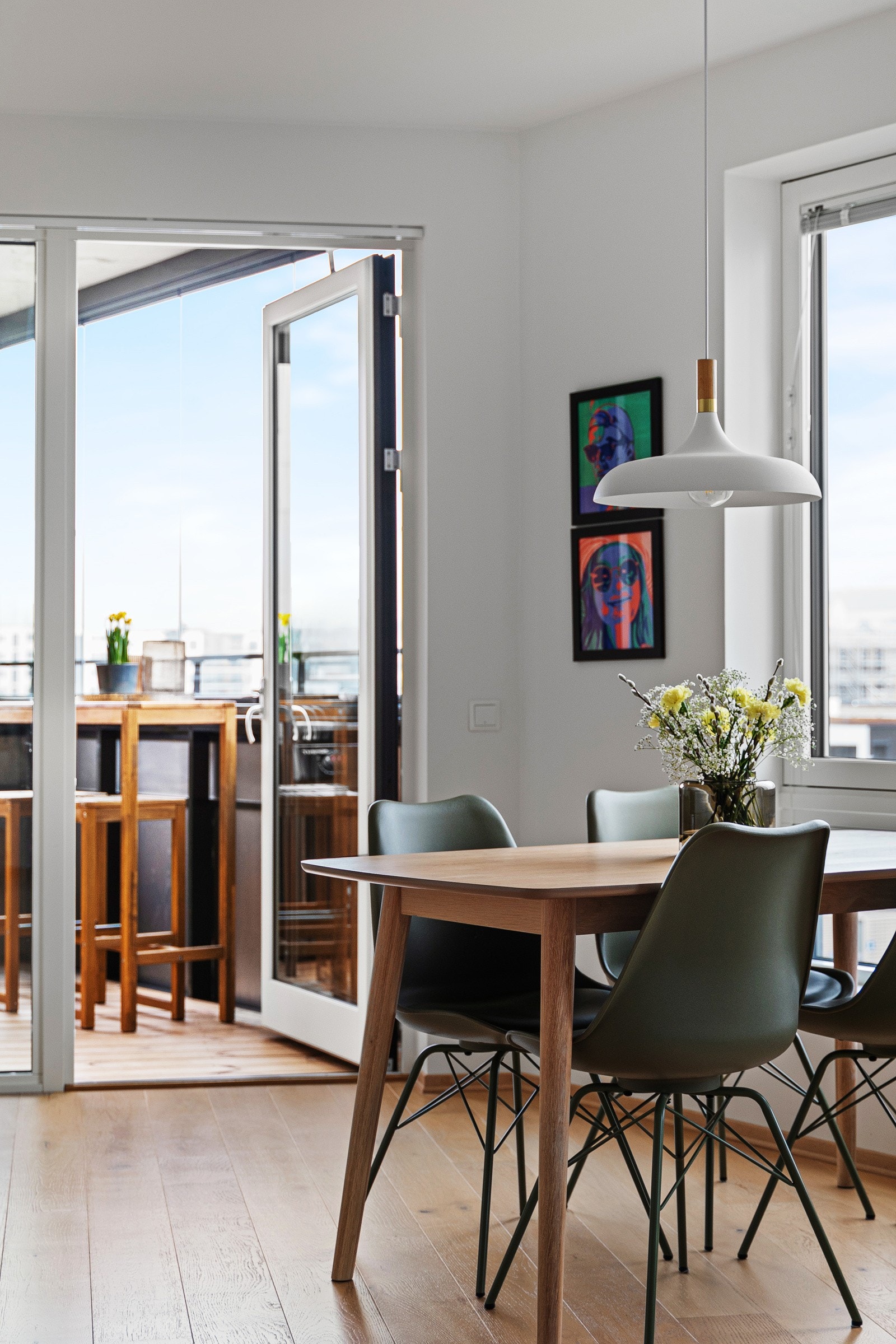 Utgang til solrik balkong fra stue. Galleribilde