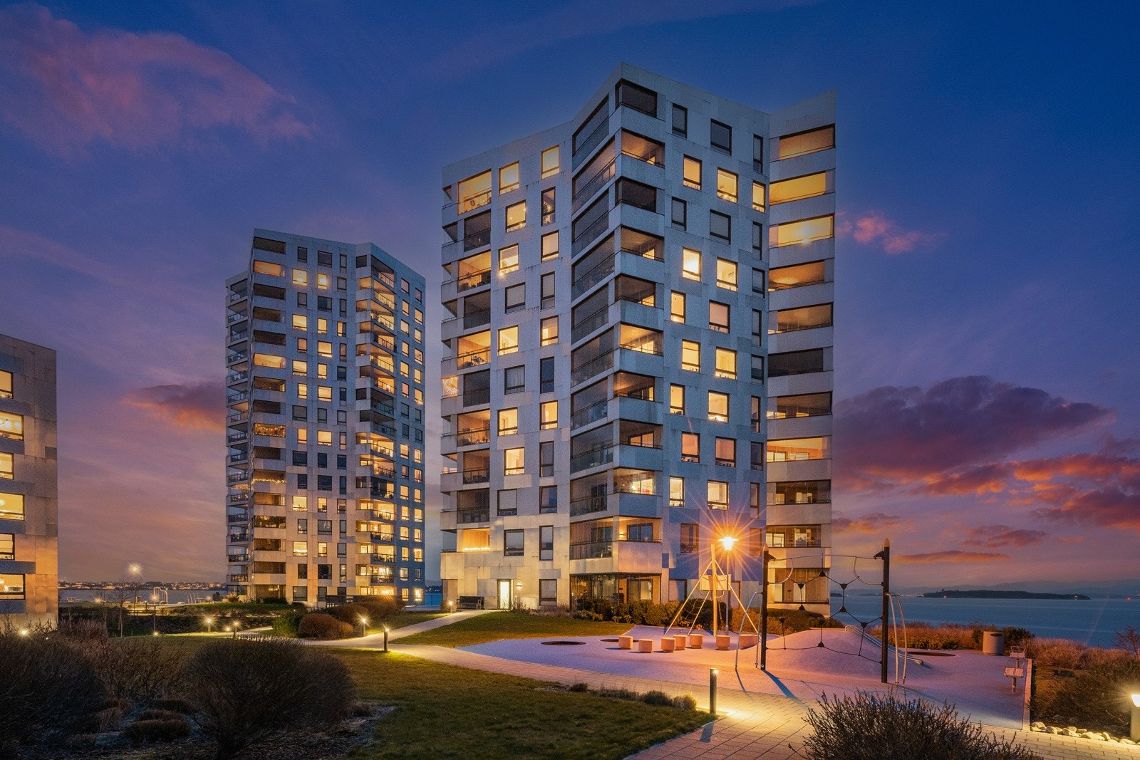 Området byr på et stort servicetilbud, der fasiliteter som butikker, apotek, restauranter, bakeri, kulturtilbud og busstilbud finnes. Galleribilde