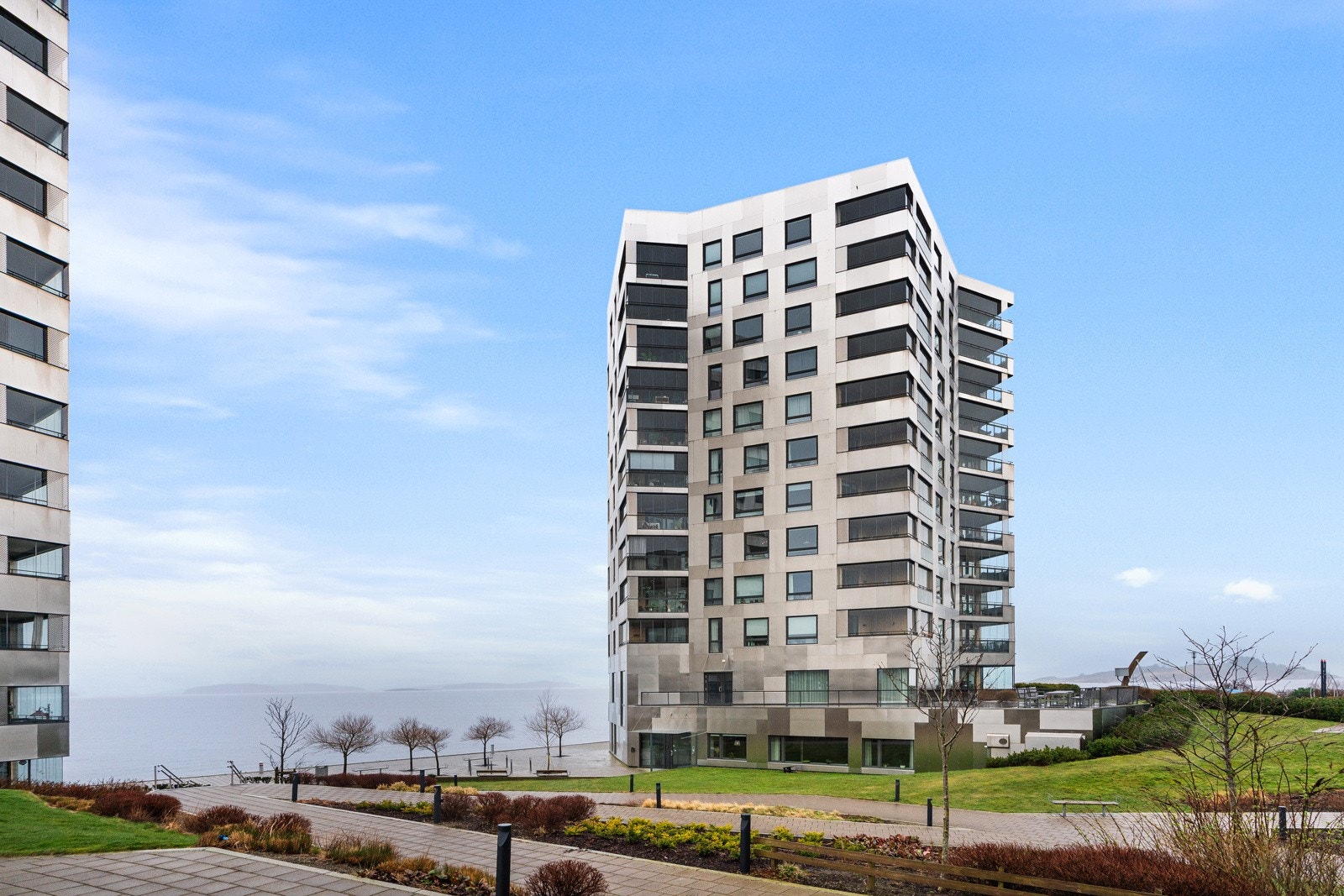 Leiligheten har sentralt beliggenhet i et urbant boområde i Stavanger Øst. Området har vært i stor utvikling med store oppgraderinger de siste årene. Galleribilde