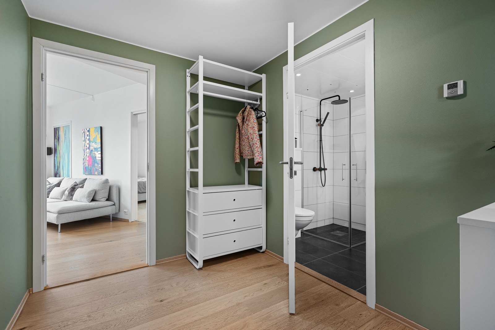 Romslig gang. (Bad før oppgradering). Galleribilde