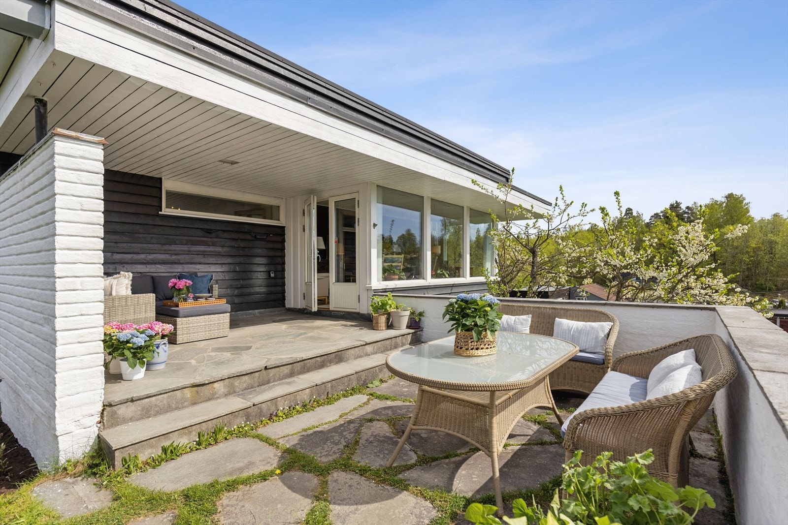 Fantastisk uteplass med hellelagt markterrasse og stenlagt terrasse Galleribilde