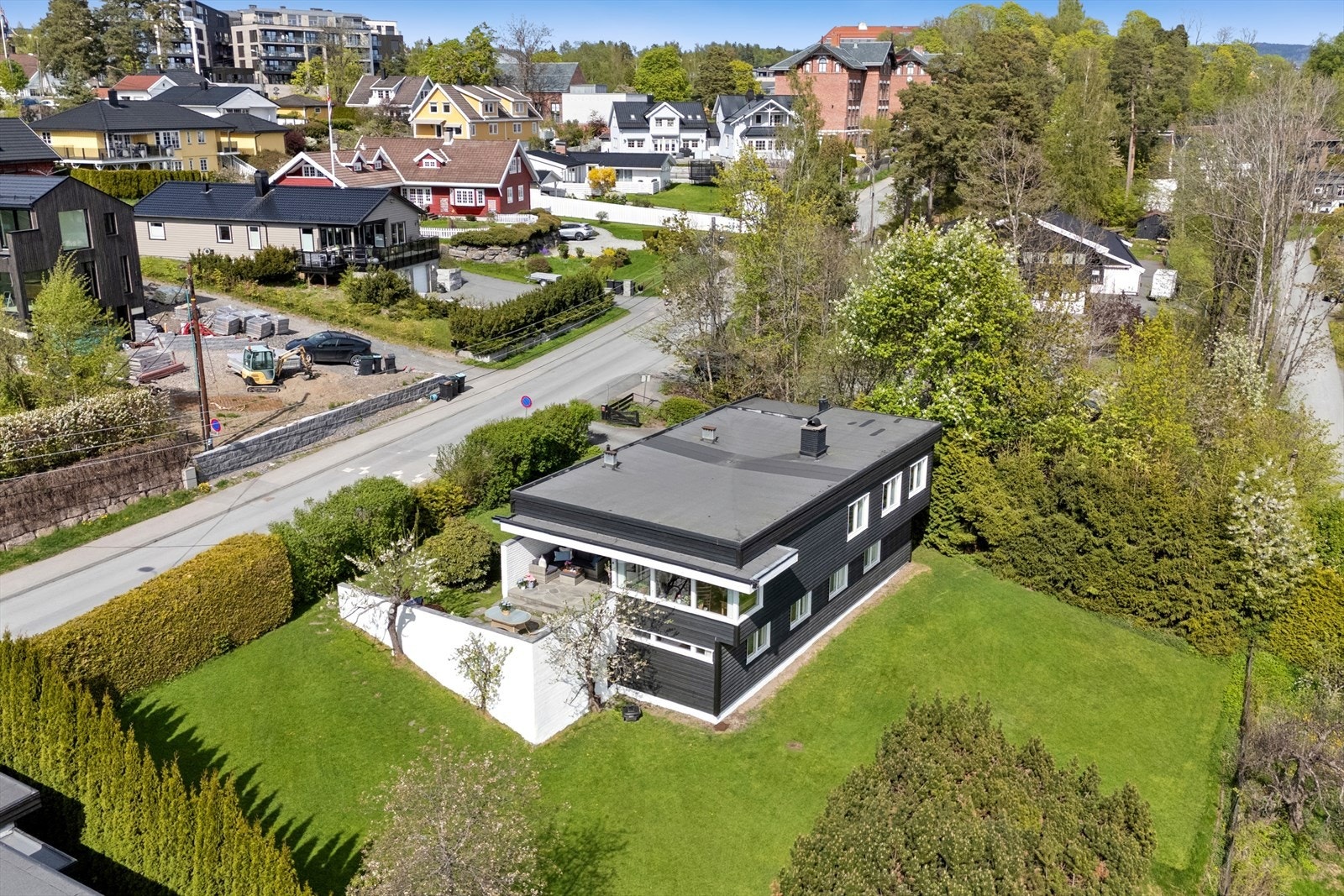 Boligen ligger fint til på tomten med en flott, opparbeidet hage Galleribilde