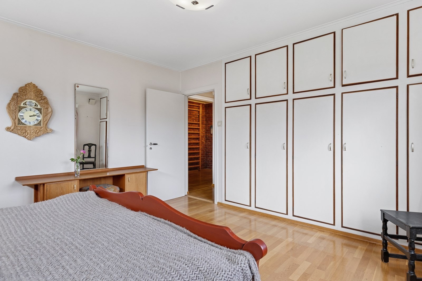 Garderobe på hovedsoverommet Galleribilde