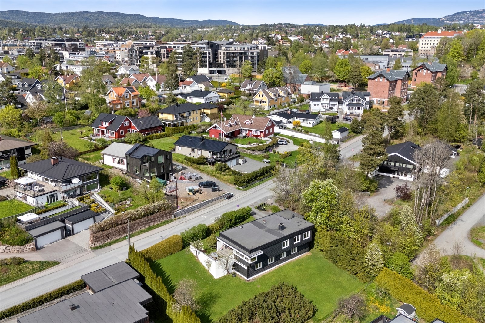 Det er kort vei til Bekkestua sentrum med alle fasiliteter og off. kommunikasjon Galleribilde