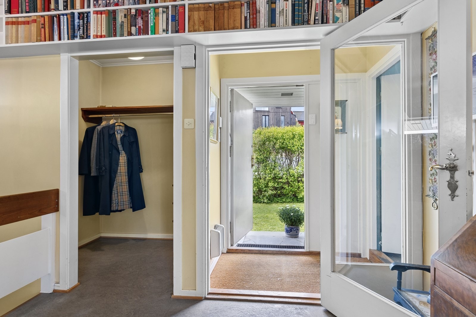Entré med inngang til hallen og vaskerommet Galleribilde