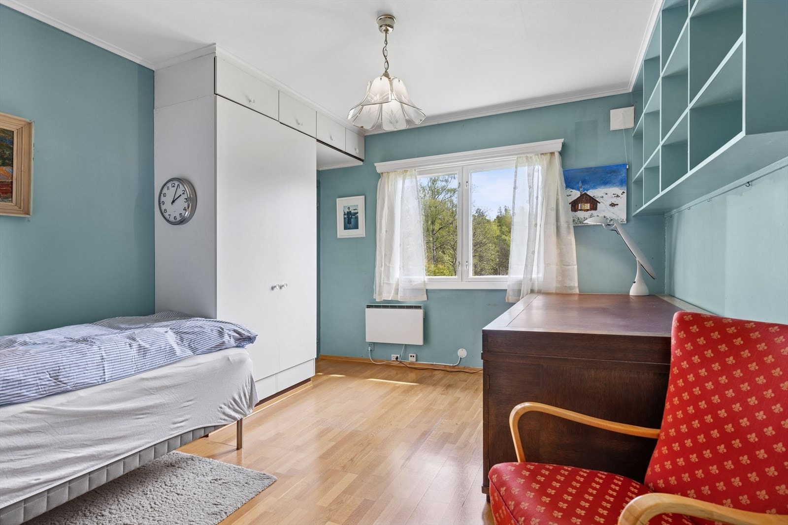 Soverom 4 med praktisk garderobe og inngang til eget bad - perfekt for tenåringen i familien. Dette rommet er også stort nok til å være et hovedsoverom hvis man ønsker master bedroom med eget bad Galleribilde